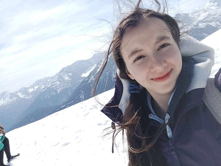 Foto de Carolina Souza em uma montanha coberta de neve